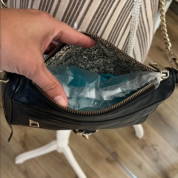 🛑 1 hour sale. Rebecca Minkoff, Black Leather Crossbody Bag w/ Gold tone accents - Picture 2 of 9